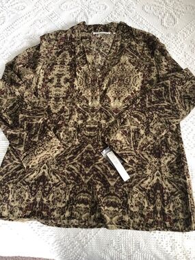 NWT Violet & Claire Women’s Oliver Green Blouse V Neck Long Sleeve size L